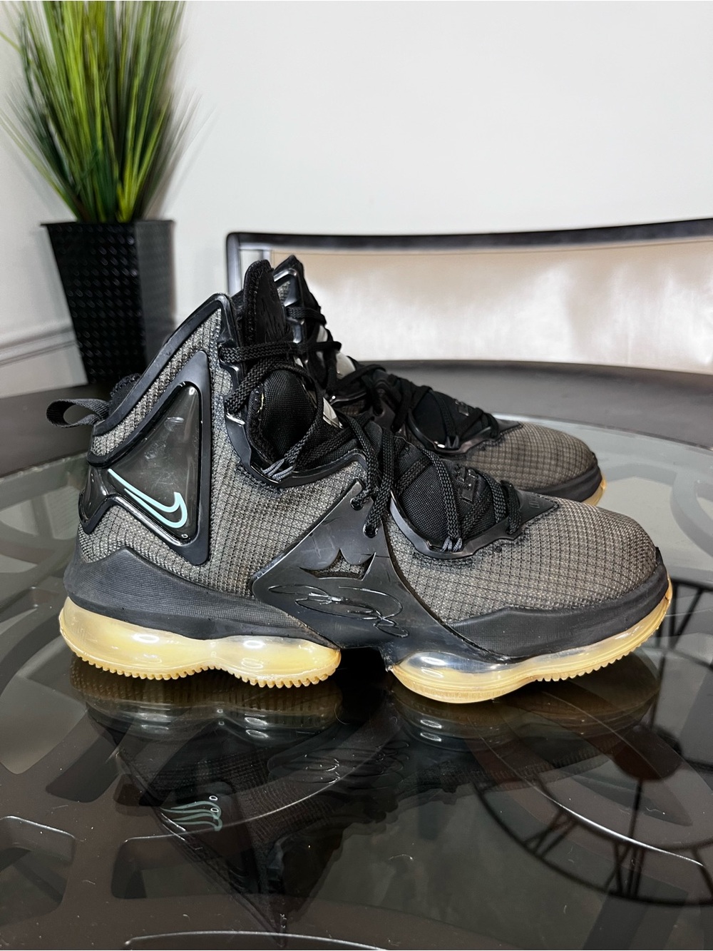 Nike LeBron XIX Black Green
Glow Men's High Top
Men's Sz 10.5